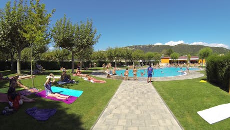 Stenen pad naar zwembad camping Valldaro