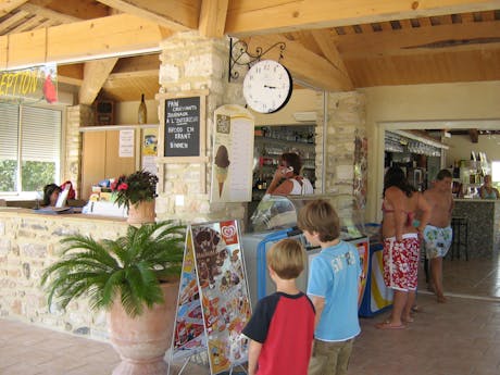 IJsje kopen op camping Domaine de Labeiller