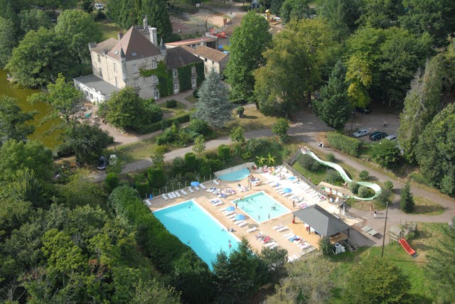 Luchtfoto zwembad Camping Chateau le Verdoyer