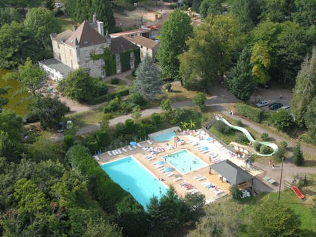 Luchtfoto zwembad Camping Chateau le Verdoyer