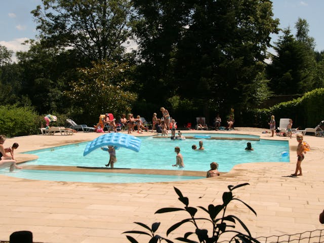 zwembad camping Château de Montrouant