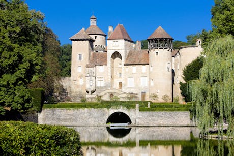 kasteel bij meer Château de Montrouant