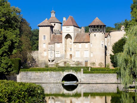 kasteel bij meer Château de Montrouant