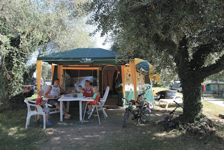 Plastic kuipstoelen buiten