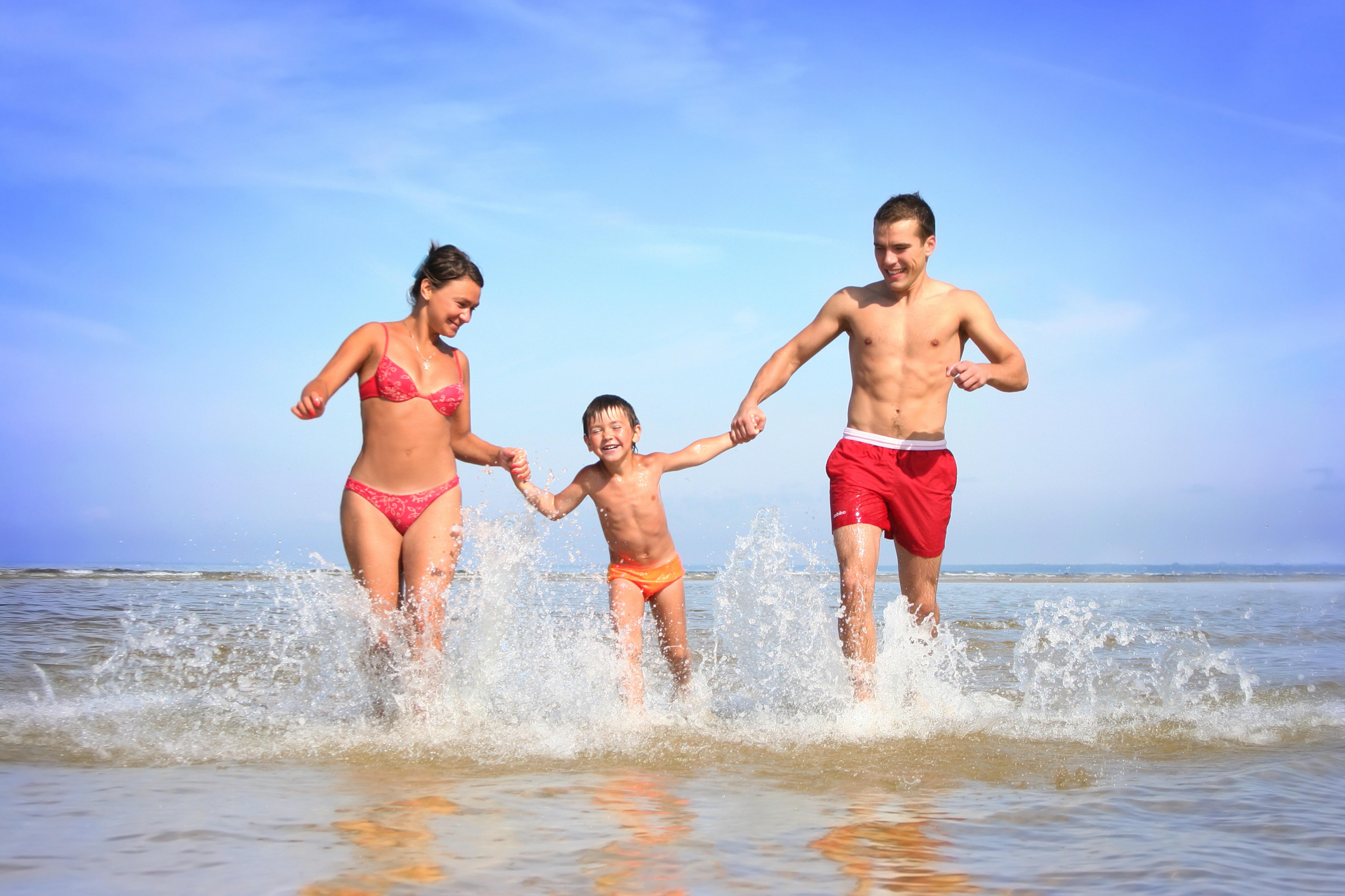 Purenudism pictures. Семья на море. Дети на море с родителями. Семья на пляже. Море пляж семья.