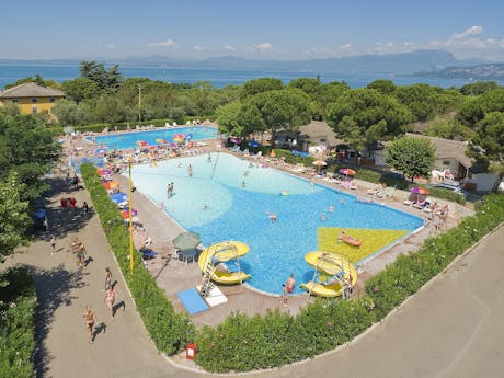 Camping Cisano San Vito zwembad met glijbanen