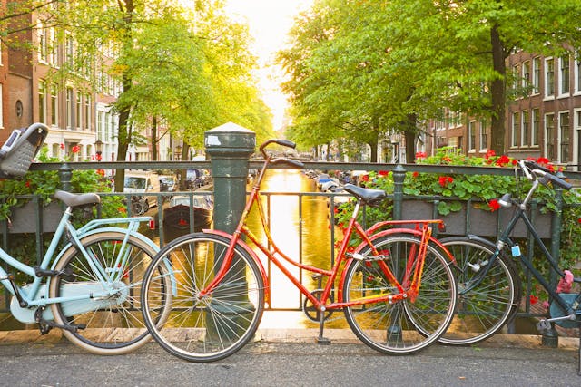 fietsen langs de gracht in Amsterdam