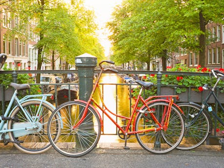 fietsen langs de gracht in Amsterdam