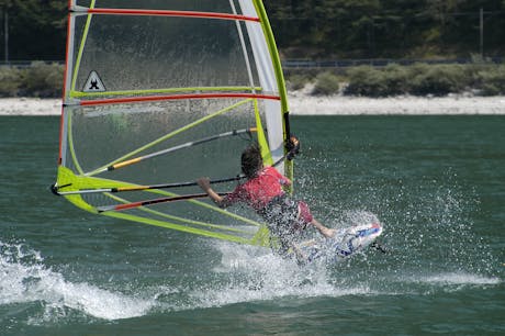 Windsurfer in actie camping Rio Vantone