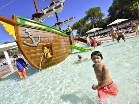 Spelen bij waterschip camping Cypsela