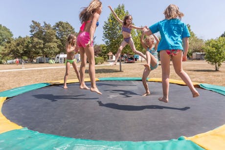 Camping Gorges du Chambon trampoline