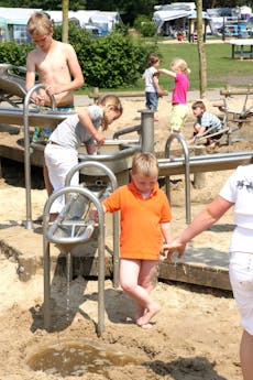 Camping de Molenhof spelen bij waterpomp