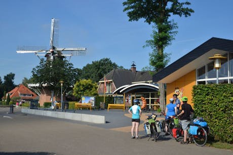 De Molenhof entree met molen op achtergrond