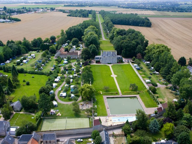 Luchtfoto camping Chateau de Martragny