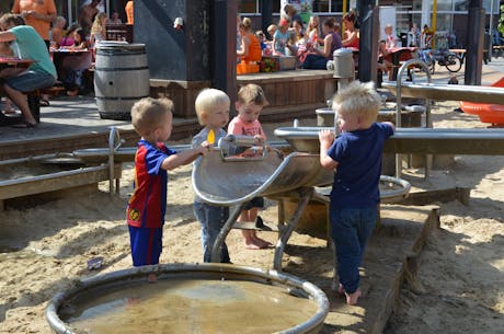 Spelen bij waterpomp camping de Molenhof