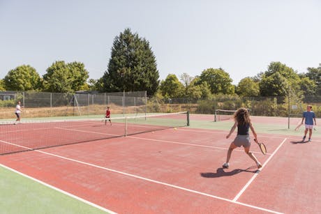 Camping Gorges du Chambon tennisbaan