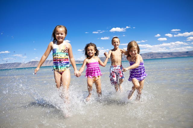 Kinderen rennend op een strand