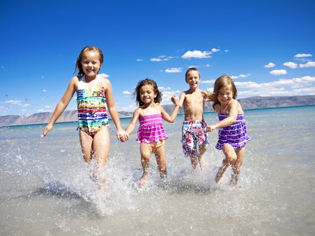 Kinderen rennend op een strand