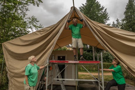 Opbouw Grand Lodgetent Montrouant