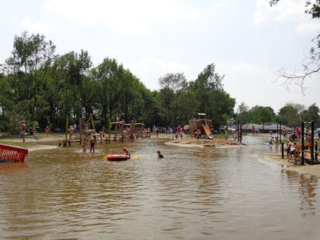 speeltuin in waterplas bij de molenhof