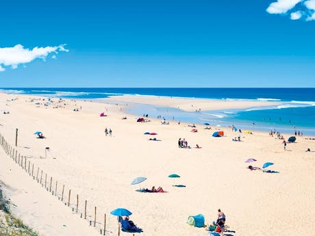 Zandstrand bij camping Sen Yan