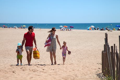 Familie op strand Serignan Plage