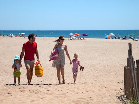 Familie op strand Serignan Plage