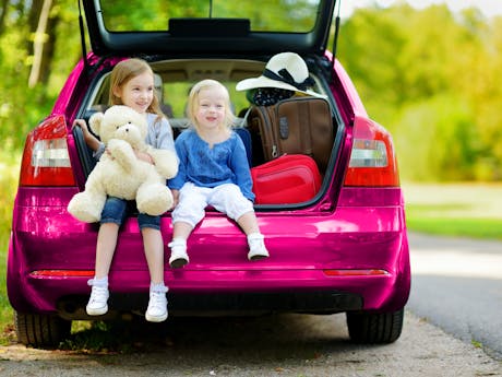 Roze auto met kinderen