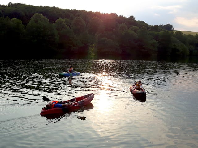 Knaus camping Hennesee kanoën op meer