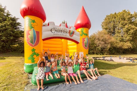 Kinderen op springkussen La Forge de St.Marie