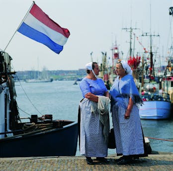 IJsselmeer dames in klederdracht
