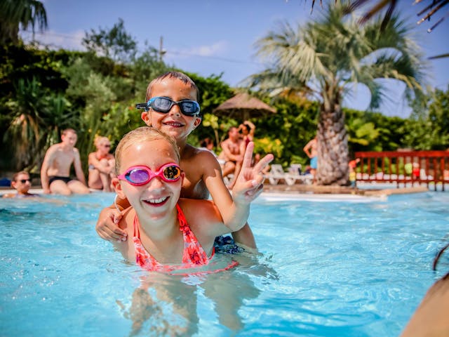 Kinderen in zwembad - sfeer