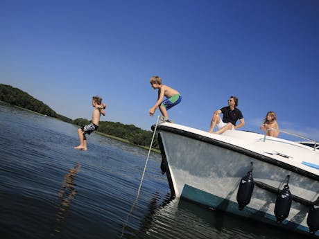 Varen met kinderen van boot