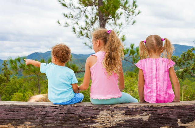 Algemeen ViaLora kinderen op boomstam_roze