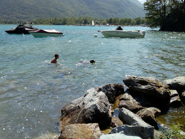 Zwemmen in het meer van Annecy