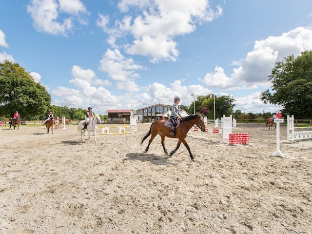 Paardrijden op de camping Domaine des Ormes
