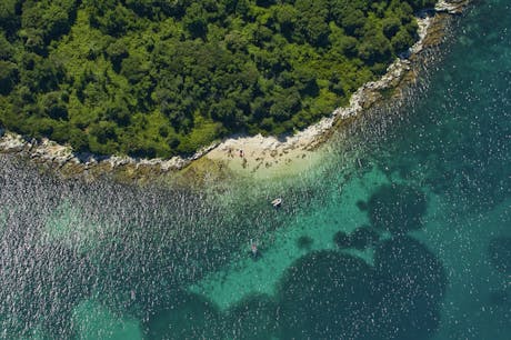 Zee bij camping Valkanela