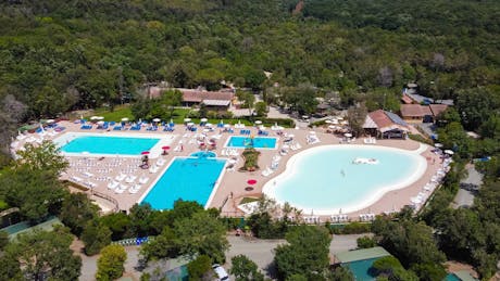 Camping Montescudaio zwembaden 