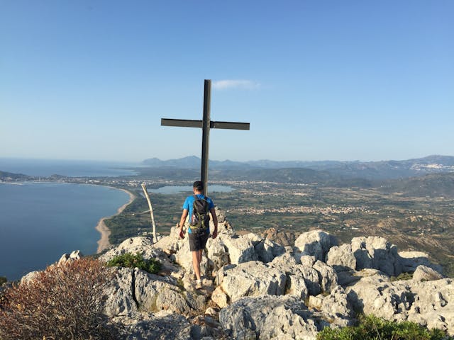 Uitzicht oostkust Sardinië met wandelaar