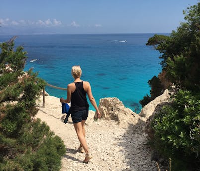 Sardinië oostkust Cala Goloritze met wandelaa