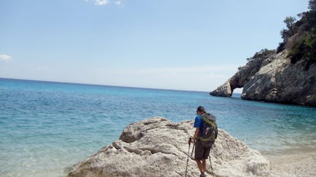 Oostkust Sardinië wandelaar aan de kust