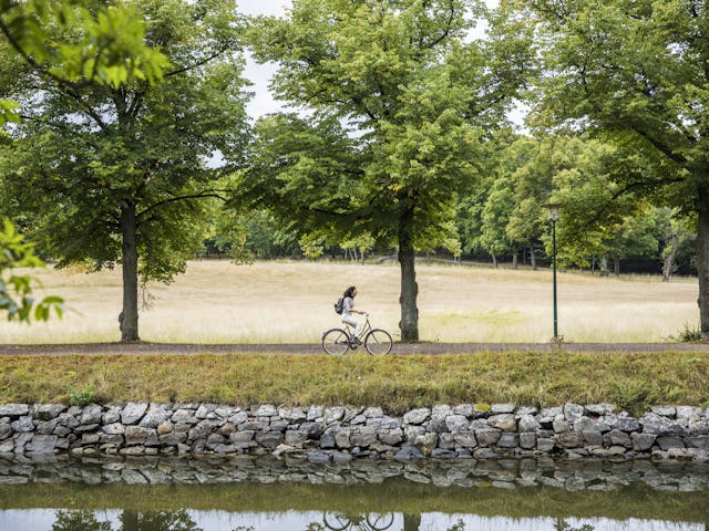 Zweden tina_axelsson-biking_by_the_canal_of_d