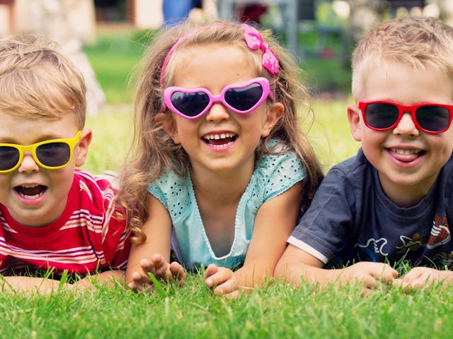 Kinderen in het gras - sfeer