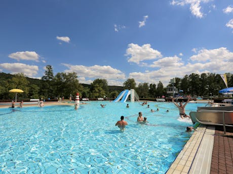 Zwembad naast Camping Wertheim
