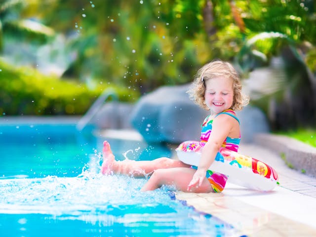 Kind in zwembad - sfeer