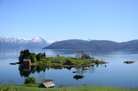 Noorwegen Hardanger fjord met eiland