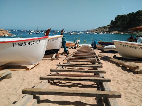 Catalonie - Spanje bootjes aan strand
