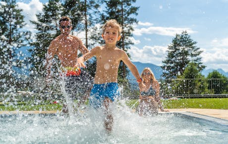 Pressegger See zwembad met kind