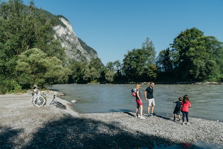 Familie am Drau-Radweg (c) Sam Straus