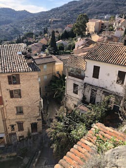 Dorpje in de heuvels bij Cannes Frankrijk